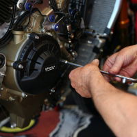 Mechanic-with-V4R-Clutch-2019_i